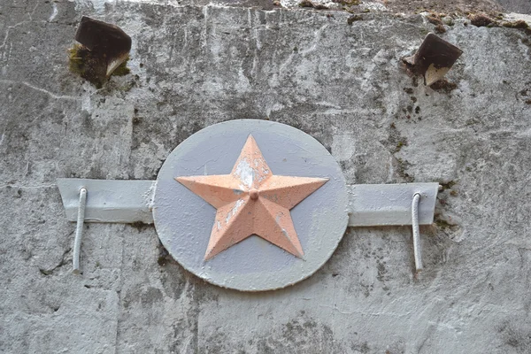 Rode ster op een betonnen wand van een oude bunker. — Stockfoto