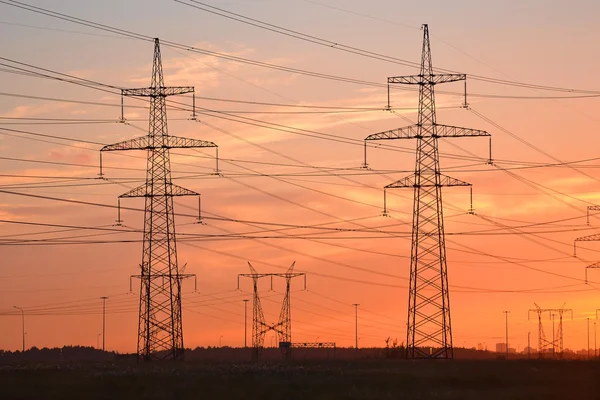 Elektrische transmissielijnen bij zonsondergang. — Stockfoto