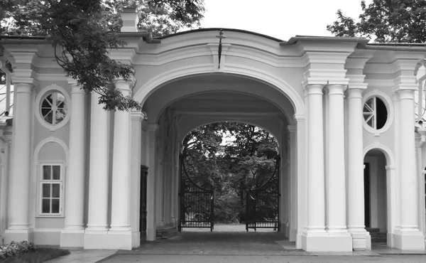 Puerta del gran palacio Menshikovsky en Oranienbaum . — Foto de Stock