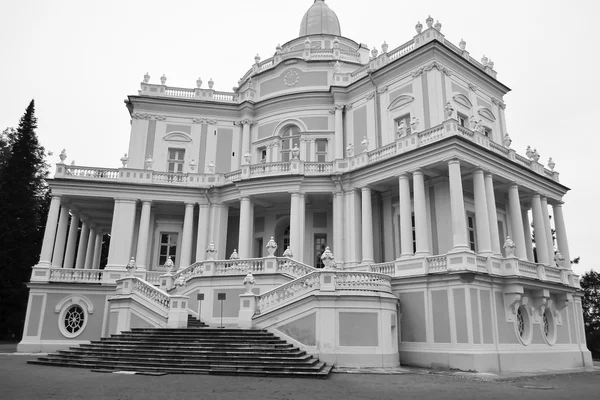 O pavilhão Katalnaya gorka em Oranienbaum . — Fotografia de Stock