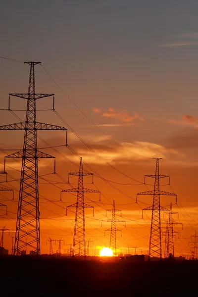 Gün batımında elektrik iletim hatları. — Stok fotoğraf