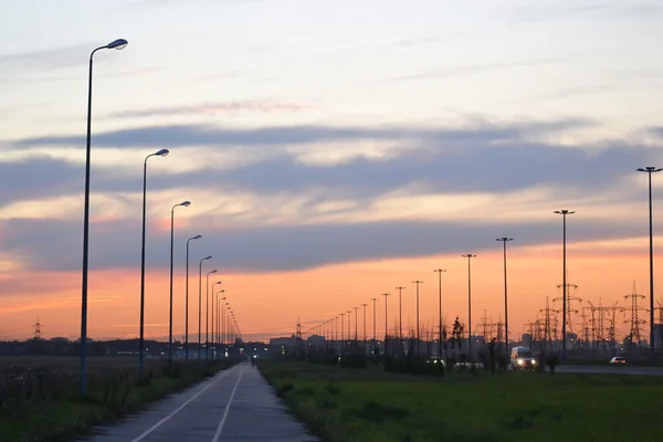 Zonsondergang op de weg. — Stockfoto