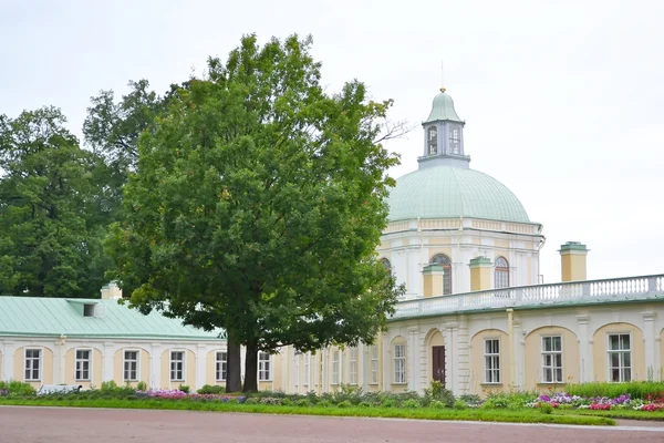 Big Menshikovsky palace in Oranienbaum. — Stock Photo, Image