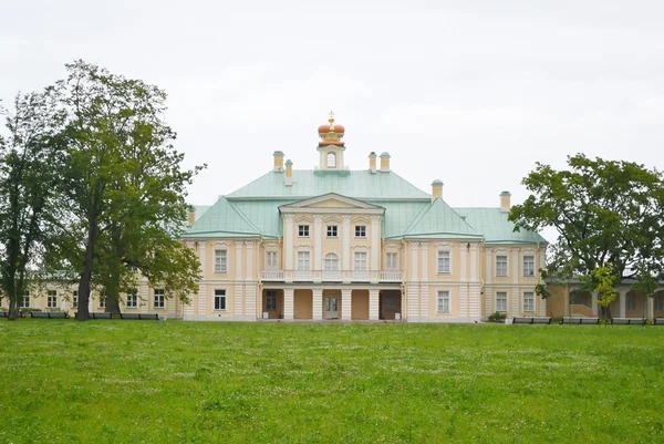 Grande palácio Menshikovsky em Oranienbaum . — Fotografia de Stock