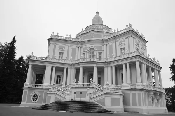 O pavilhão Katalnaya gorka em Oranienbaum . — Fotografia de Stock