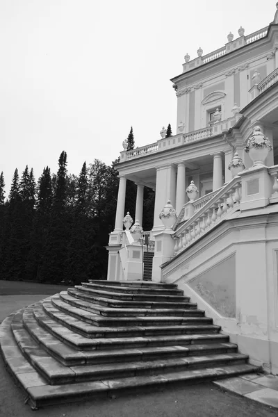 Het Katalnaya gorka pavilion in Oranienbaum. — Stockfoto