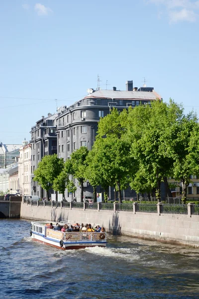 Pleasure boats on the canal. — Stock Photo, Image