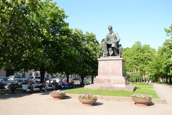 Theater Square en het standbeeld van de componist Rimski-Korsakov. — Stockfoto