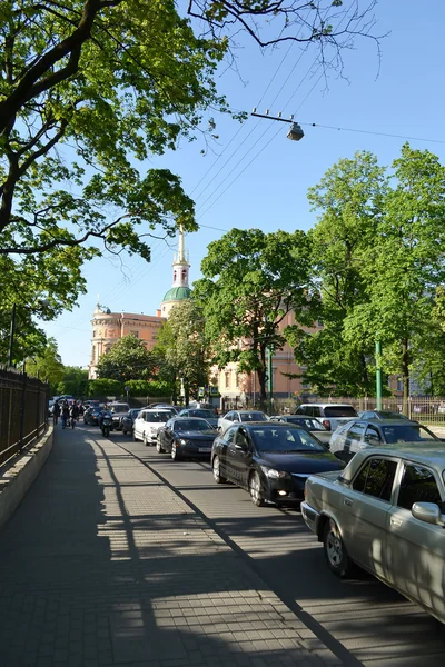 Uitzicht op het Mikhailovski kasteel en tuin Street. — Stockfoto