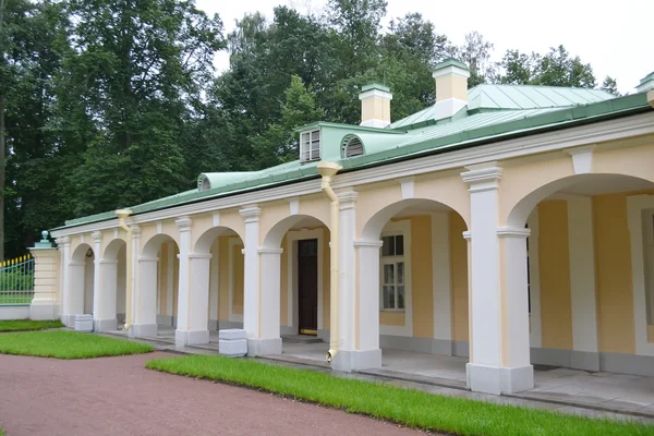 Melléképület, nagy Menshikovsky palota Oranienbaum. — Stock Fotó