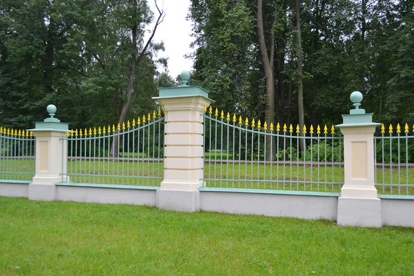 Zaun des großen menshikovsky-Palastes in oranienbaum. — Stockfoto