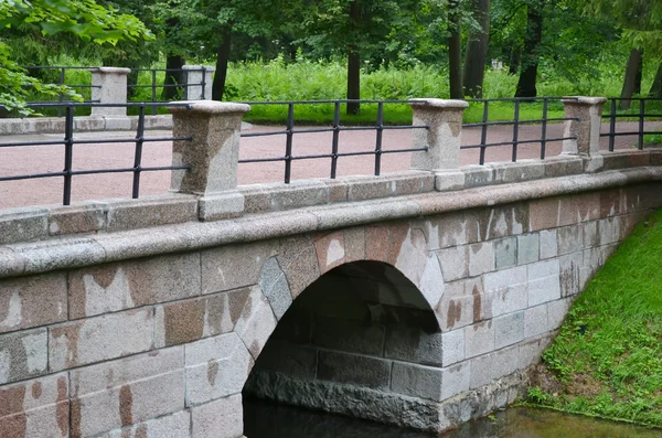 Brug in Oranienbaum Park. — Stockfoto