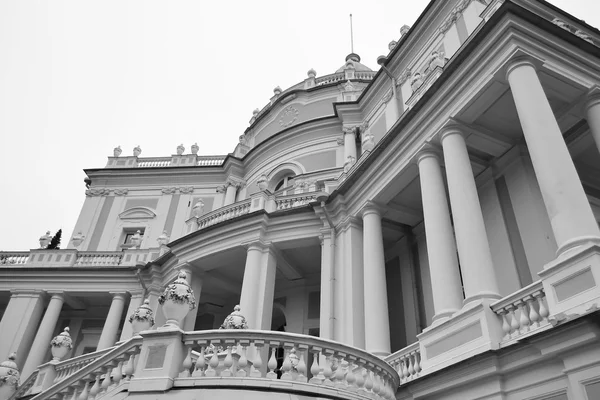 Der katalnaya gorka pavillon in oranienbaum. — Stockfoto