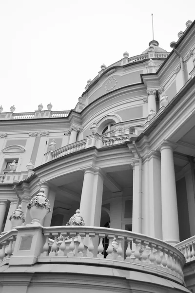 Der katalnaya gorka pavillon in oranienbaum. — Stockfoto