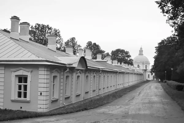 Bijgebouwen van grote Menshikovsky paleis in Oranienbaum. — Stockfoto