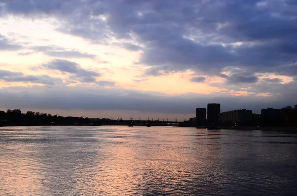 Uitzicht op de rivier de Neva in Sint-Petersburg. — Stockfoto