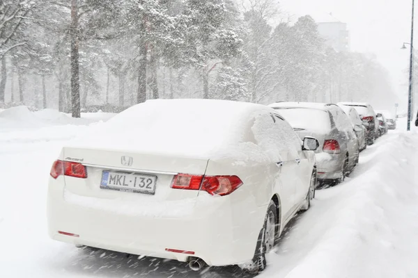 Samochody w śniegu. — Zdjęcie stockowe