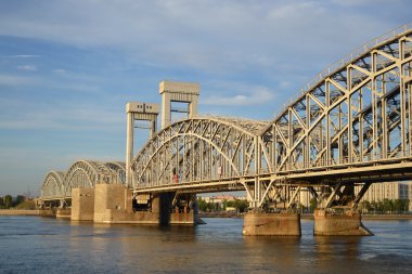 Finlandiya demiryolu Köprüsü'nde akşam.