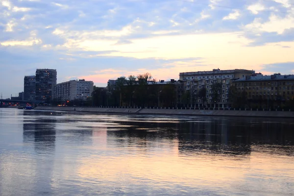 Uitzicht op de rivier de Neva in Sint-Petersburg. — Stockfoto