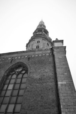 Riga'da St. Peter's Kilisesi'nin çan kulesi.
