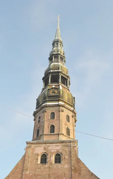 Zvonice kostela svatého Petra v Rize. — Stock fotografie