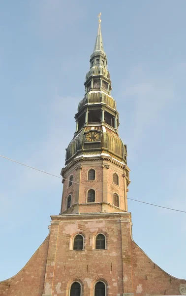 市中心在里加的圣彼得大教堂的钟楼. — 图库照片