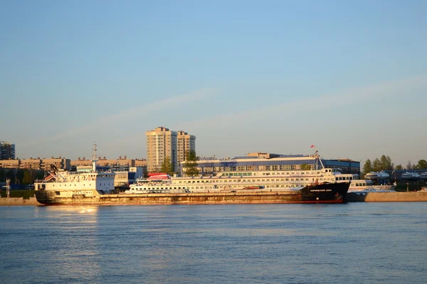 Navio de carga no rio Neva . — Fotografia de Stock