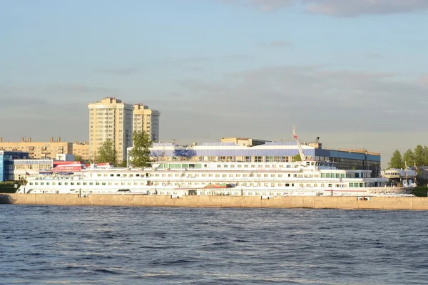 Syn på Neva River och river cruise ship. — Stockfoto
