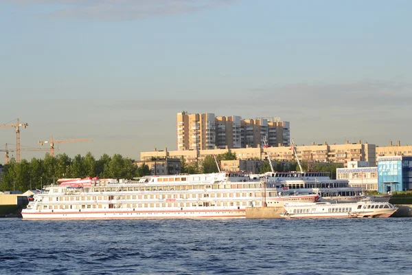 Vue sur la rivière Neva et le bateau de croisière fluvial . — Photo