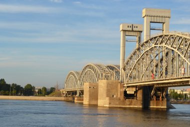 Finlandiya demiryolu Köprüsü'nde akşam.