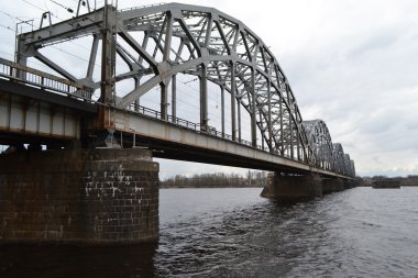 Daugava Nehri demiryolu Köprüsü.