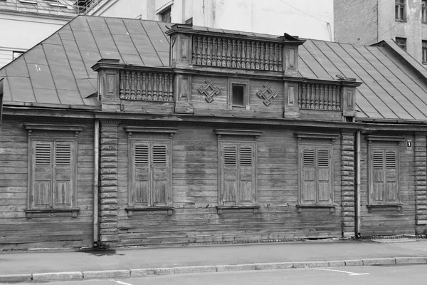 Antico edificio in legno nel centro di Riga . — Foto Stock