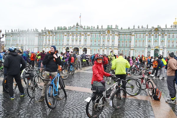 Wykończenie, jazda na rowerze na Placu Pałacowego Sankt Petersburga. — Zdjęcie stockowe