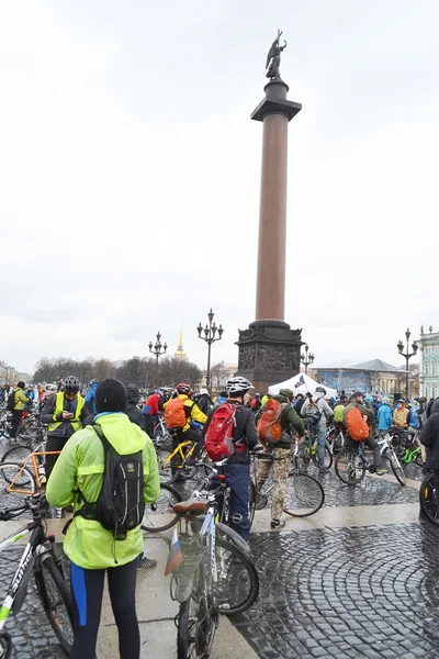 完成在圣彼得堡宫殿广场上骑自行车. — 图库照片