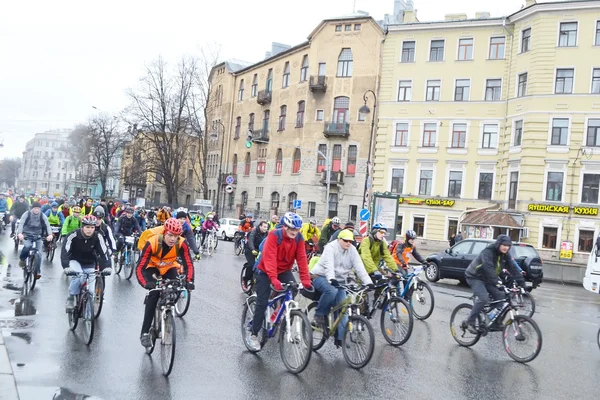 Corrida de bicicleta na rua de São Petersburgo . — Fotografia de Stock