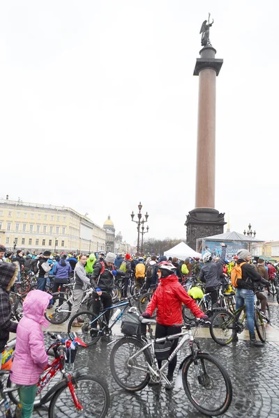 Terminer le vélo sur la Place du Palais de Saint-Pétersbourg . — Photo