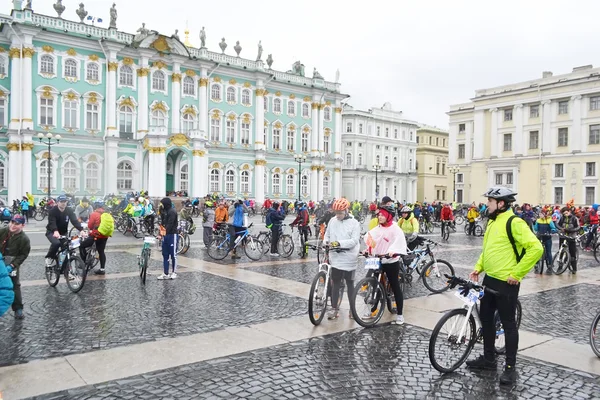Afwerking fietsen op het paleis plein van Sint-Petersburg. — Stockfoto