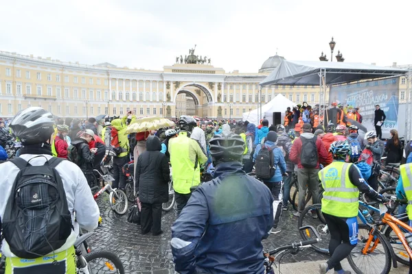 Terminer le vélo sur la Place du Palais de Saint-Pétersbourg . — Photo