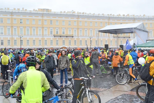 Terminar el ciclismo en la Plaza del Palacio de San Petersburgo . — Foto de Stock