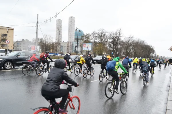 Corrida de bicicleta na rua de São Petersburgo . — Fotografia de Stock