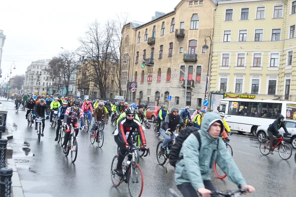 Corsa in bicicletta sulla strada di San Pietroburgo . — Foto Stock