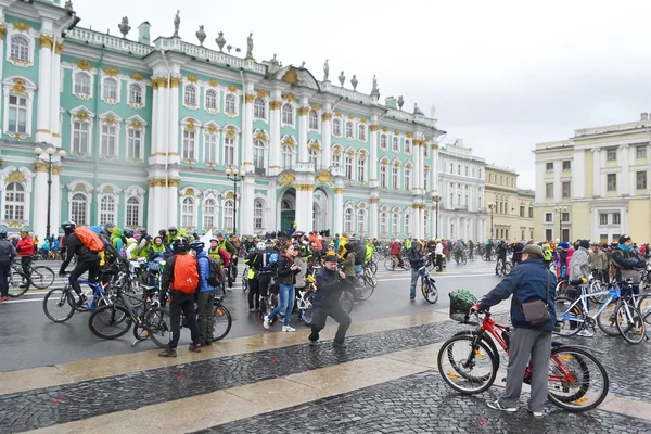 Terminar el ciclismo en la Plaza del Palacio de San Petersburgo . —  Fotos de Stock