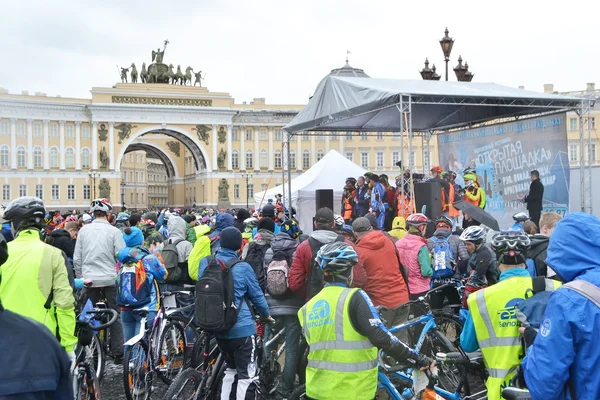 Terminer le vélo sur la Place du Palais de Saint-Pétersbourg . — Photo