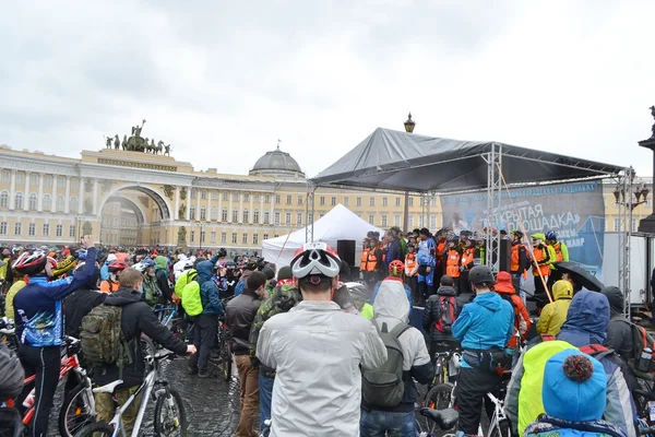 Finalizați ciclismul în Piața Palatului din St.Petersburg . — Fotografie, imagine de stoc