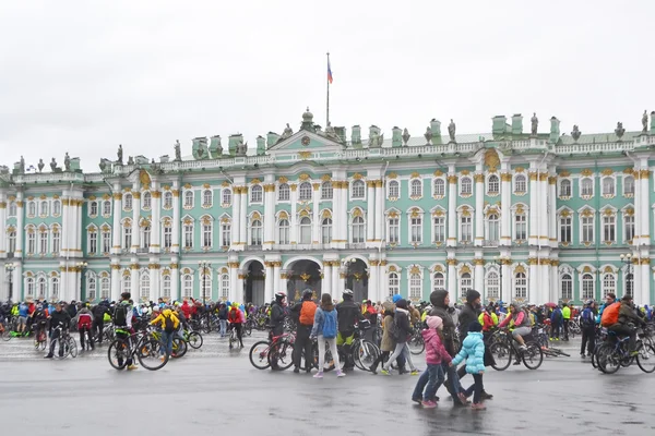 Avsluta cykling på torget i st.petersburg. — Stockfoto