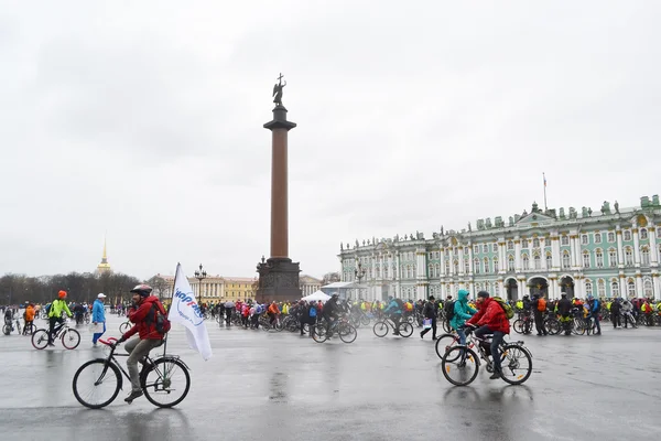 サンクトペテルブルクの宮殿広場にサイクリング終了します。. — ストック写真