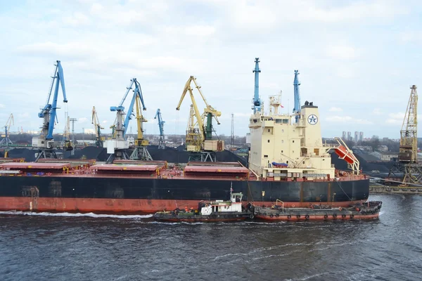 Cargo ship in the Riga port. — Stock Photo, Image