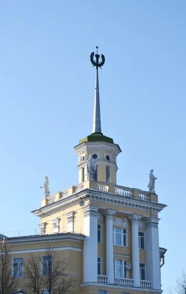 Le bâtiment dans le style de Staline à Kolpino . — Photo