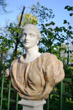 Genç bir kadın heykeli.