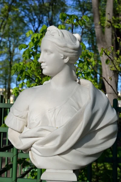 Het standbeeld van een vrouw. — Stockfoto
